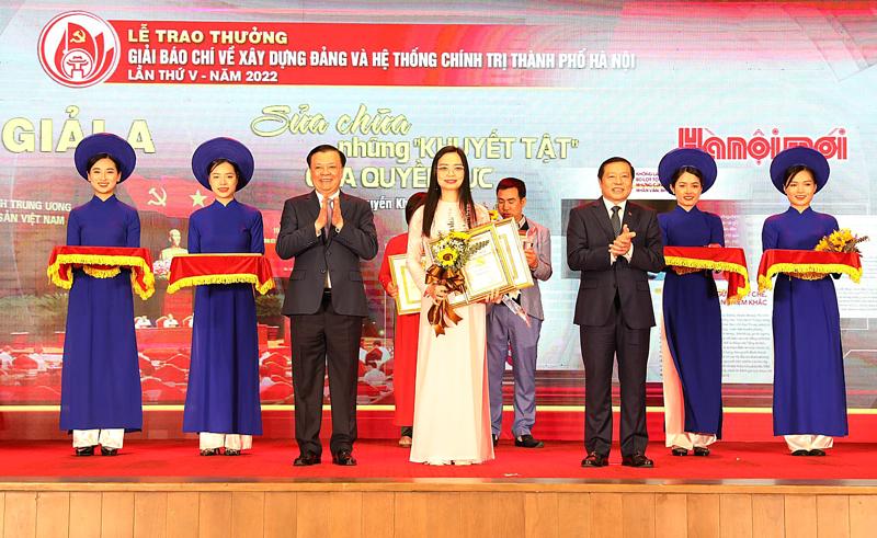 Hanoi organise une conférence de presse sur la construction et le système politique image 1