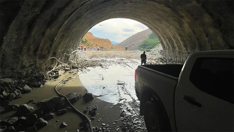 [Foto] En las "montañas remotas" se está construyendo una carretera que conectará el bosque y el mar.