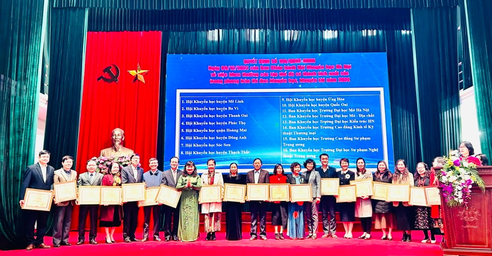 Hanoi Association for Promotion of Education awarded Certificates of Merit to collectives and individuals with outstanding achievements in the emulation movement to promote learning, encourage talents, and build a learning society in 2024. Photo: Tran Oanh