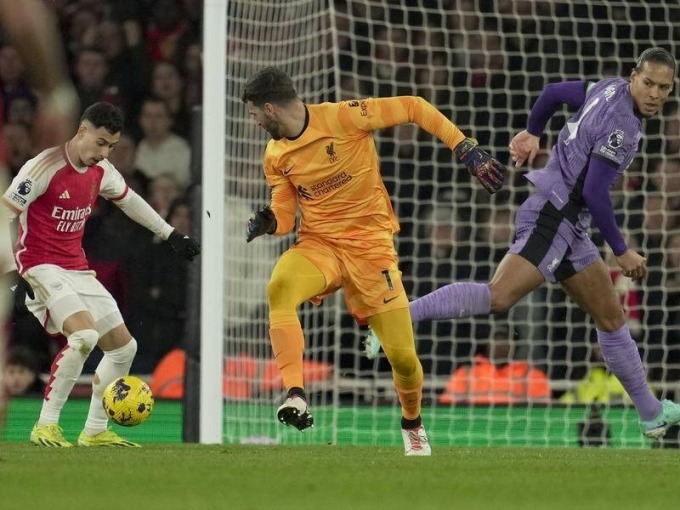 Van Dijk (rechts) und Alisson (Mitte) erzielten das zweite Tor für Arsenal bei Liverpools 1:3-Niederlage in der 23. Runde der Premier League am Abend des 4. Februar im Emirates Stadium. Foto: AP