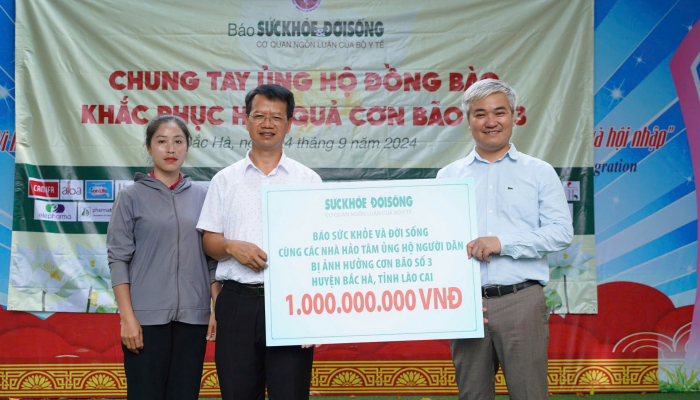 El periódico Salud y Vida entregó cientos de regalos por valor de mil millones de VND a personas del distrito de Bac Ha, Lao Cai.