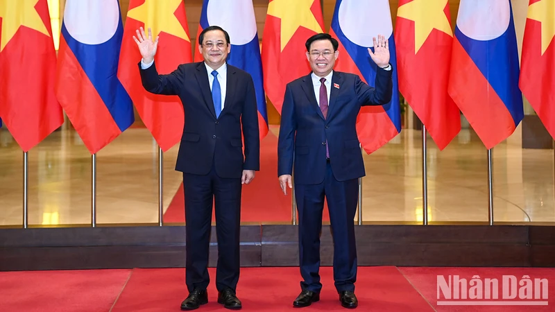 Le président de l'Assemblée nationale Vuong Dinh Hue et le Premier ministre laotien Sonexay Siphandone.