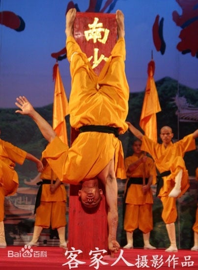 Thich Ly Luong demuestra cómo plantar un árbol de plátano con un dedo. Foto: Baidu