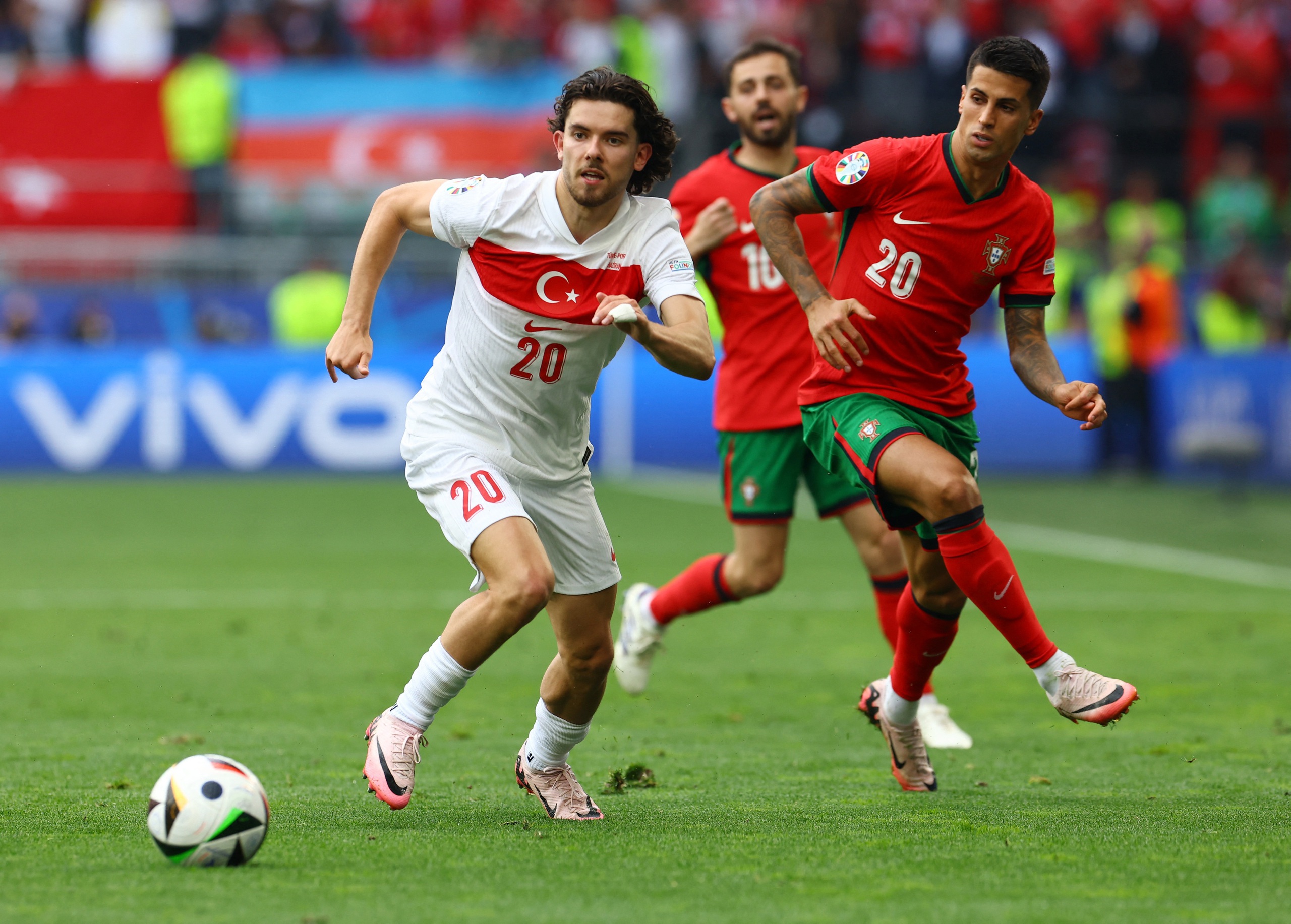 Ferdi Kadioglu không hề lép vế trước Joao Cancelo