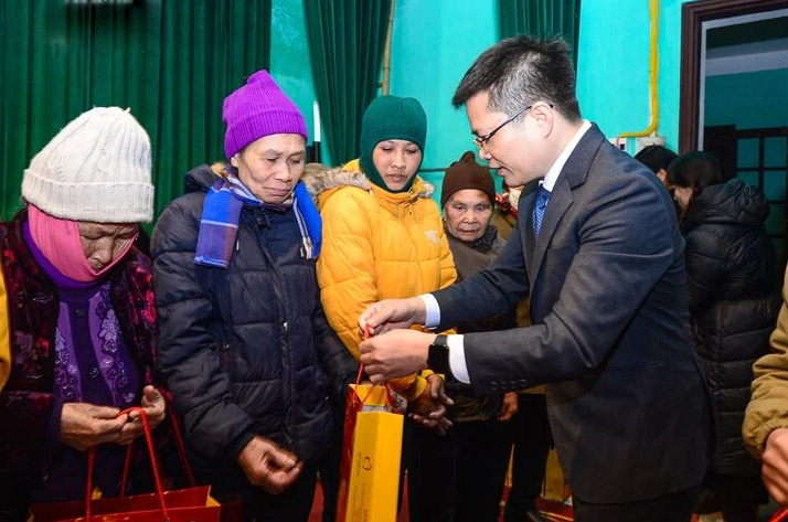 Le journal électronique VTC News offre des cadeaux du Têt à 200 familles pauvres de la province de Thai Binh, photo 1