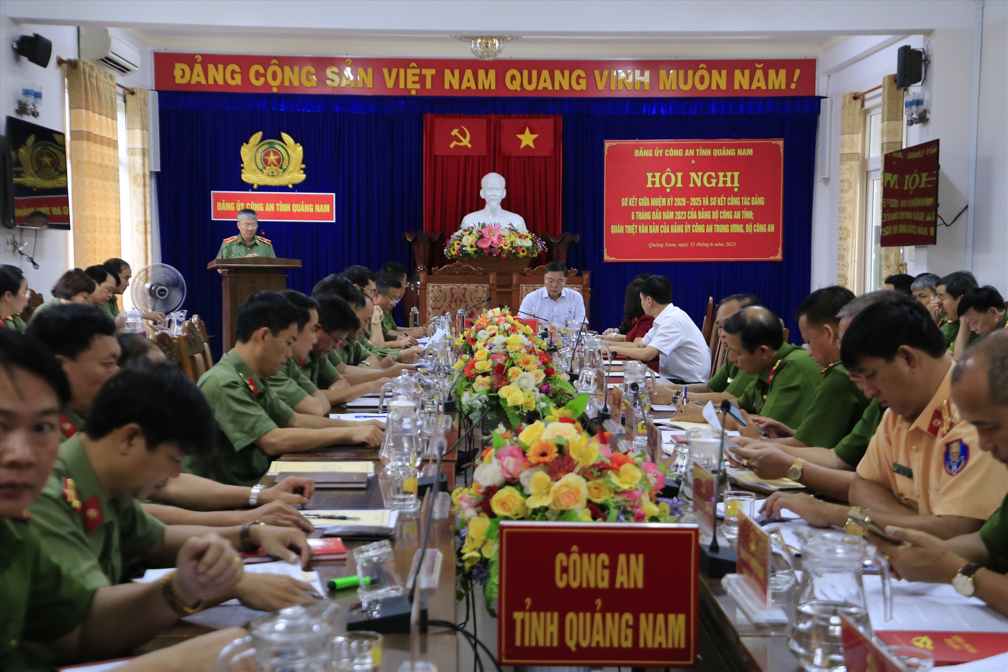 Le secrétaire adjoint du Comité provincial du Parti et président du Comité populaire provincial, Le Tri Thanh, a assisté à la conférence. Photo : T.C