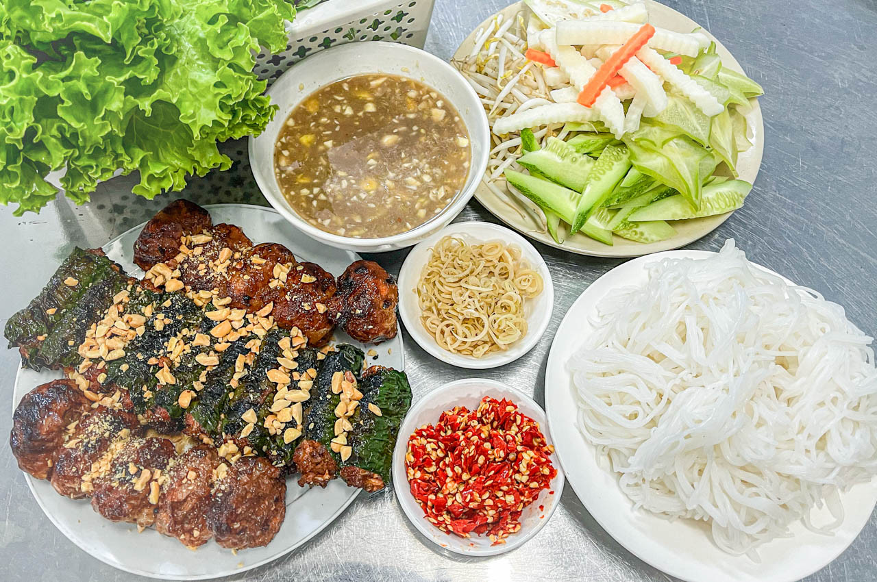 &amp;apos;Grilled beef wrapped in lolot leaves on railway tracks&amp;apos;, sky-high prices still attract a steady stream of customers in Ho Chi Minh City