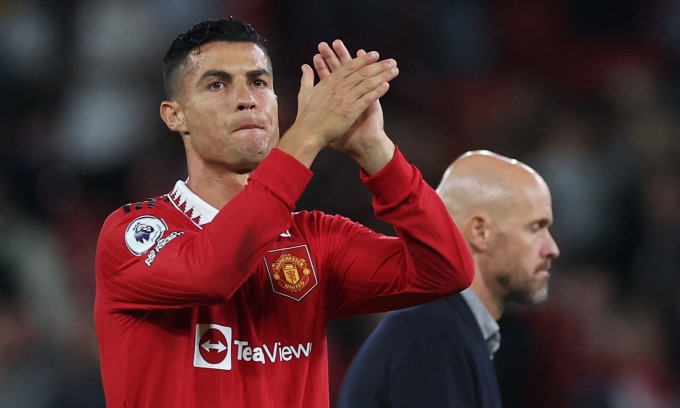 Ronaldo walks past Ten Hag as he leaves the pitch after a Premier League match for Man Utd in the 2022-2023 season. Photo: Reuters