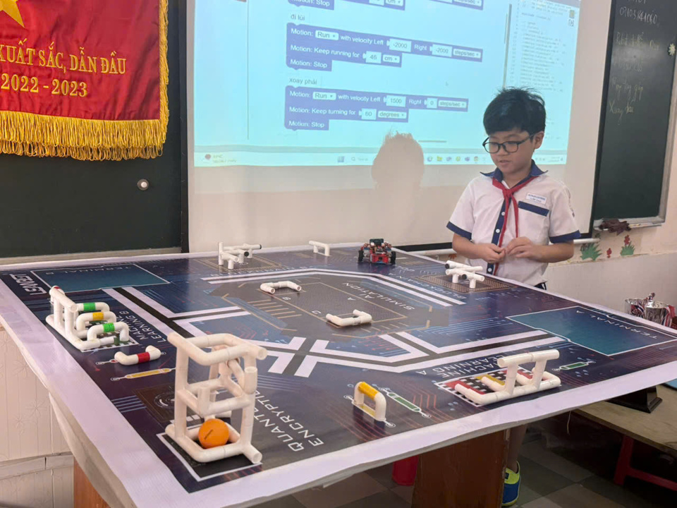Em Nguyễn Phạm Lâm Phong (lớp 5A2) thực hành lại bài thi khi tham gia Cuộc thi Robothon Quốc tế  2024. Ảnh Hồng Thắm 