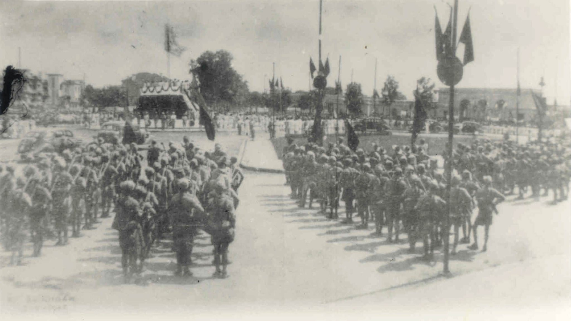 Photographer with pictures and other historical moments on Ba Dinh Square 3