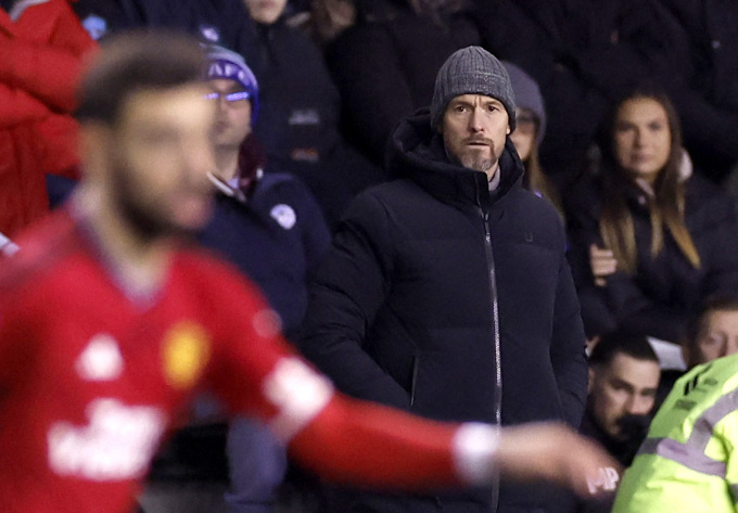 HLV Ten Hag trong trận Man Utd hạ chủ nhà Wigan 2-0 trên sân DW ở vòng ba Cup FA ngày 8/1/2024. Ảnh: Reuters