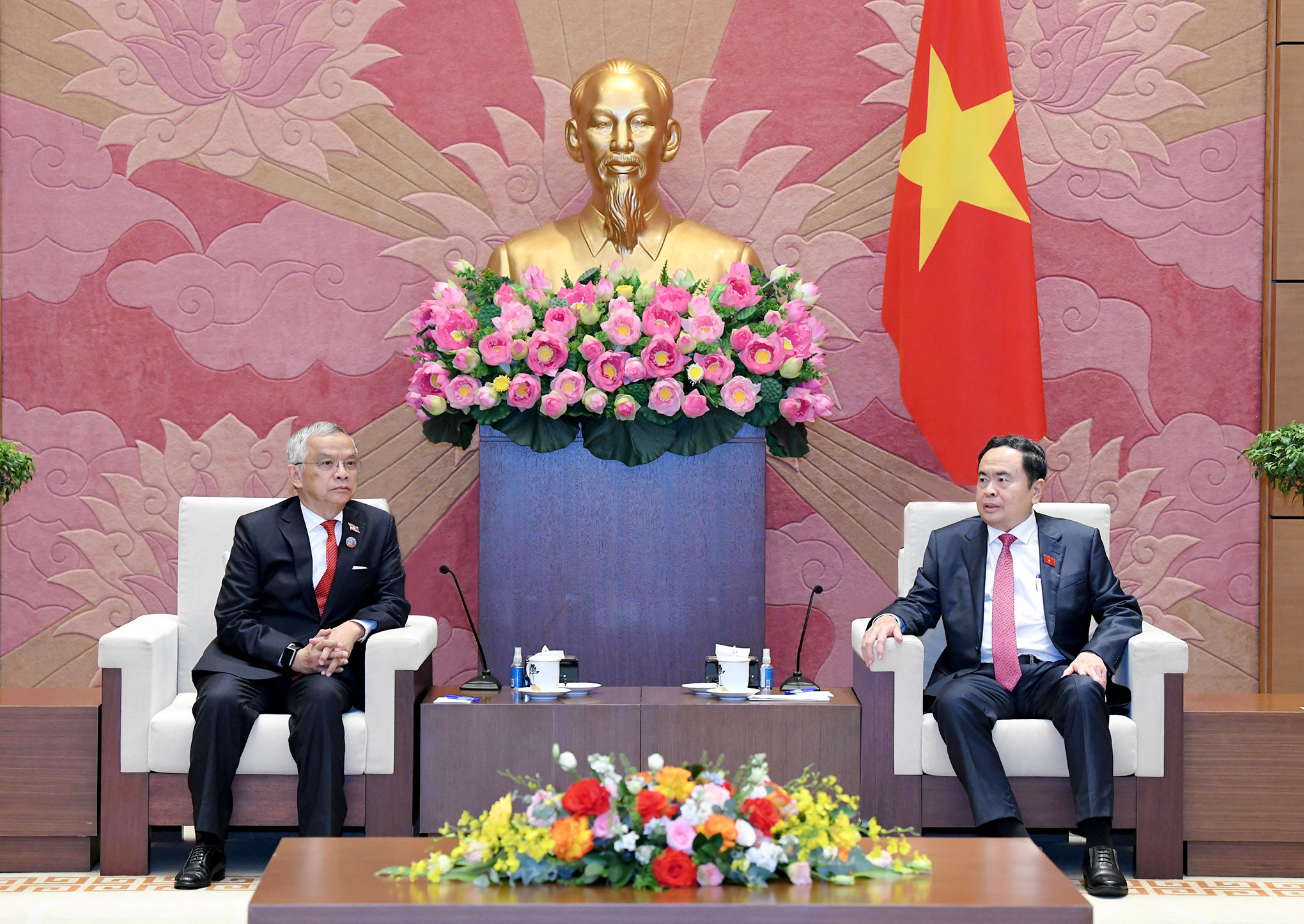 El presidente de la Asamblea Nacional, Tran Thanh Man, recibe al vicepresidente de la Asamblea Nacional y presidente del Comité de Paz y Solidaridad de Laos -0