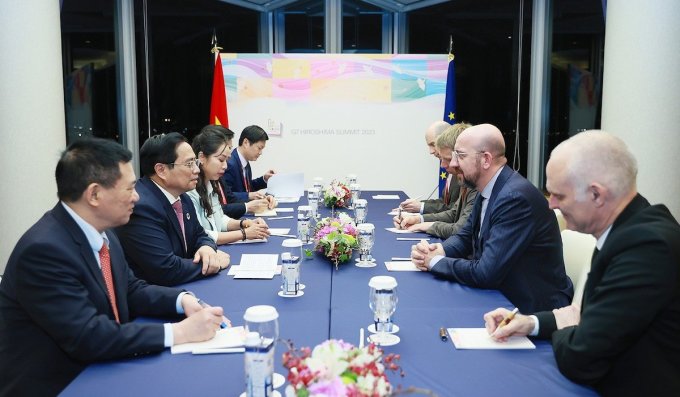 Le Premier ministre Pham Minh Chinh a reçu le président du Conseil européen Charles Michel dans le cadre du sommet élargi du G7, le 20 mai à Hiroshima, au Japon. Photo : Doan Bac