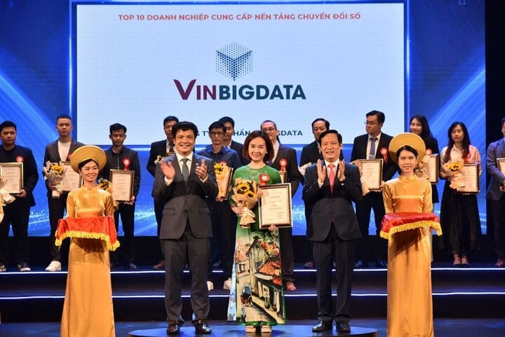 VinBigdataのマーケティングディレクターであるNguyen Thi Phuong Lien氏が同社を代表して、2023年ベトナムの優秀デジタルテクノロジー企業トップ10を表彰する式典で賞を受け取りました。