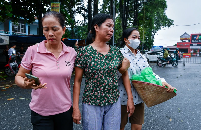 Die Überschwemmungen des Thao-Flusses überschreiten das historische Niveau, steigende Wasserstände des Roten Flusses wirken sich auf einige Gebiete in Hanoi aus, Foto 41