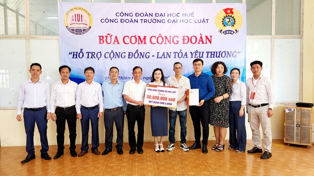 Hàng trăm suất cơm hỗ trợ tân sinh viên có hoàn cảnh khó khăn trong ngày đầu nhập học - Ảnh 3.