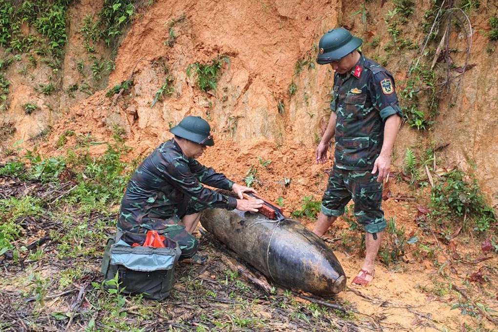 Phát hiện quả bom nặng hơn 3 tạ còn nguyên kíp nổ khi đào móng nhà - 3