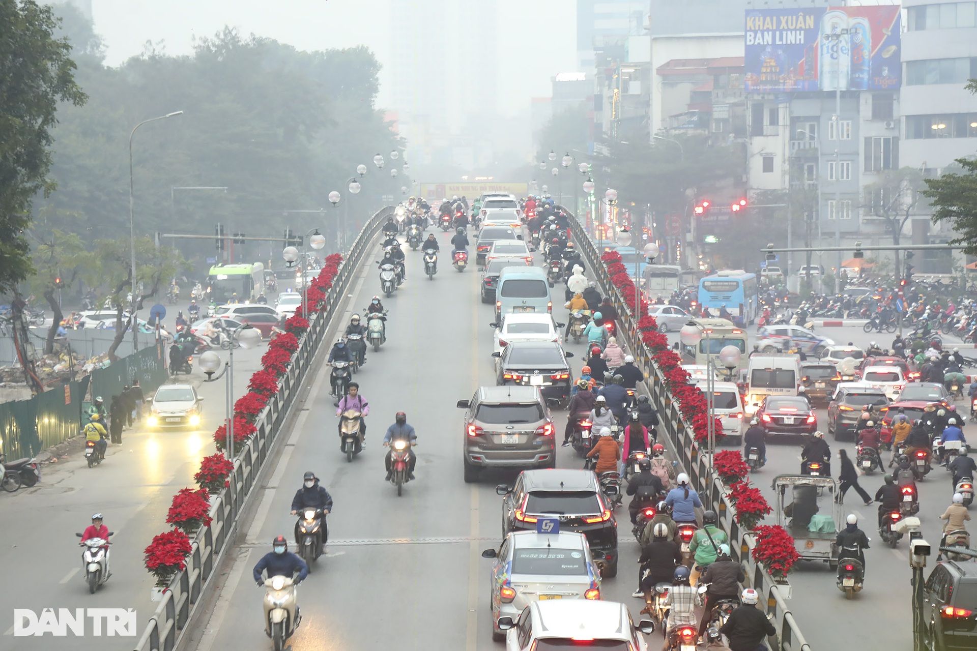 Thủ đô Hà Nội rực rỡ cờ, hoa mừng kỷ niệm 94 năm Ngày thành lập Đảng - 5