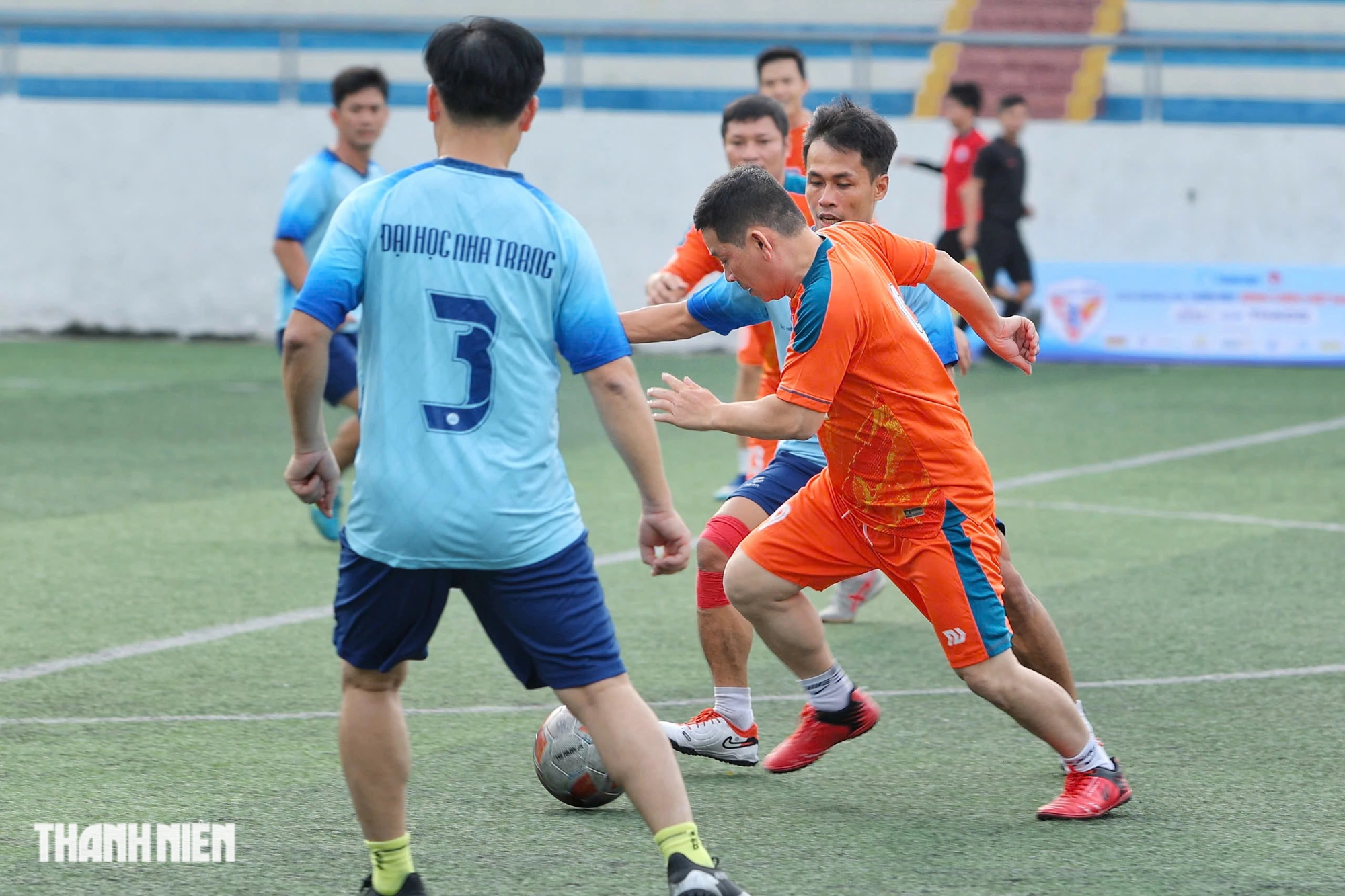 Hào hứng, sôi nổi trận giao hữu ‘đặc biệt’ tại sân bóng Trường ĐH Nha Trang- Ảnh 5.