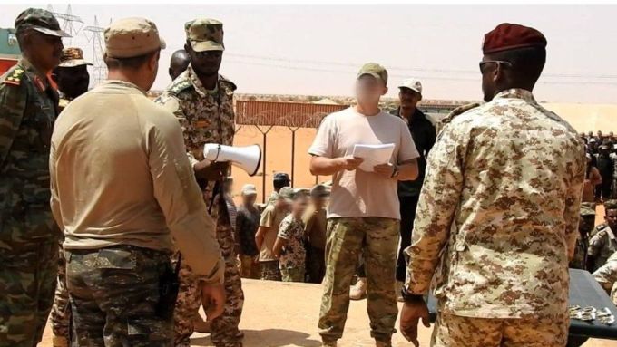 Một chỉ huy Wagner thảo luận cùng các chiến binh Sudan, năm 2019. Ảnh: BBC