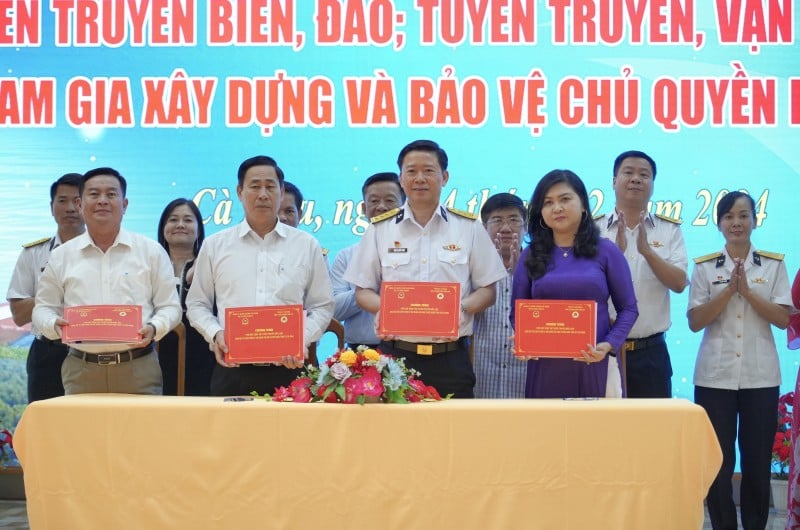 Bộ Tư lệnh Vùng 5 Hải quân và Ban Tuyên giáo Tỉnh ủy Cà Mau, An Giang, Kiên Giang ký kết chương trình phối hợp năm 2025.