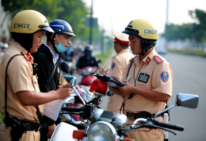 Thay người lái khi xe máy đang chạy bị phạt bao nhiêu tiền? - 1