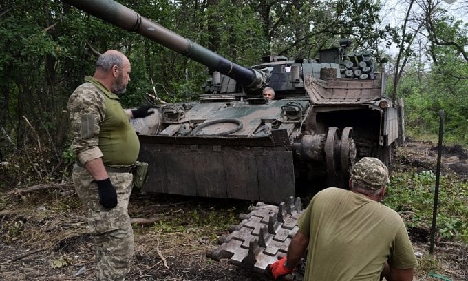 Des membres de la 22e brigade réparent un char PT-91 fin juin. Photo : Ministère ukrainien de la Défense.