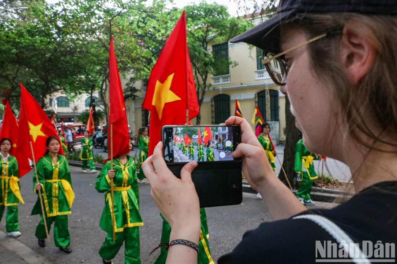 [Photo] Bustling traditional procession of Kim Ngan Communal House Festival photo 10