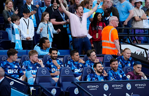 Chùm ảnh ngày lên ngôi vô địch Ngoại hạng Anh của Man City - Ảnh 2.