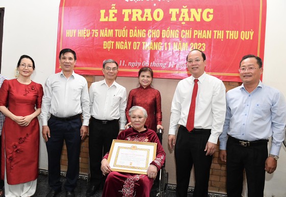 Đồng chí Nguyễn Hồ Hải, Phó Bí thư Thành ủy TPHCM cùng lãnh đạo quận 11 chúc mừng đồng chí Phan Thị Thu Quỳ. Ảnh: VIỆT DŨNG