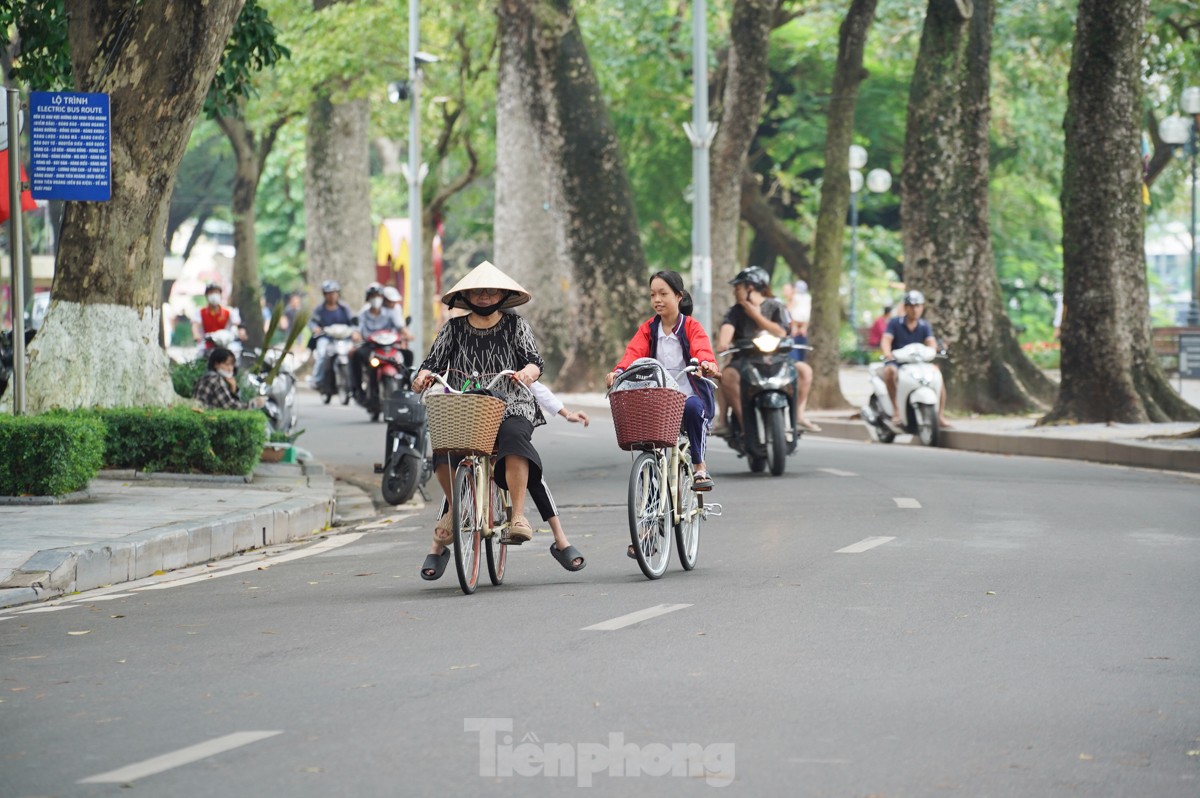 Tourists enjoy the first cold wind of the season in Hanoi photo 8