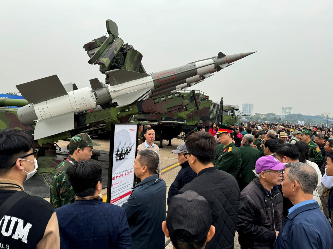 Plus de 240 unités nationales et internationales ont participé à l'exposition de produits de défense, dont 69 types d'équipements de l'armée vietnamienne. Photo : Hai Nguyen