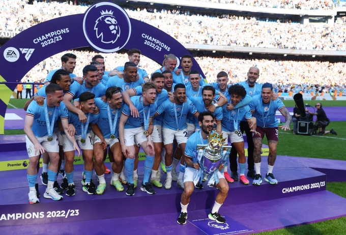 Los jugadores del Manchester City levantan el trofeo de la Premier League en el Etihad Stadium el 21 de mayo de 2023. Foto: Reuters
