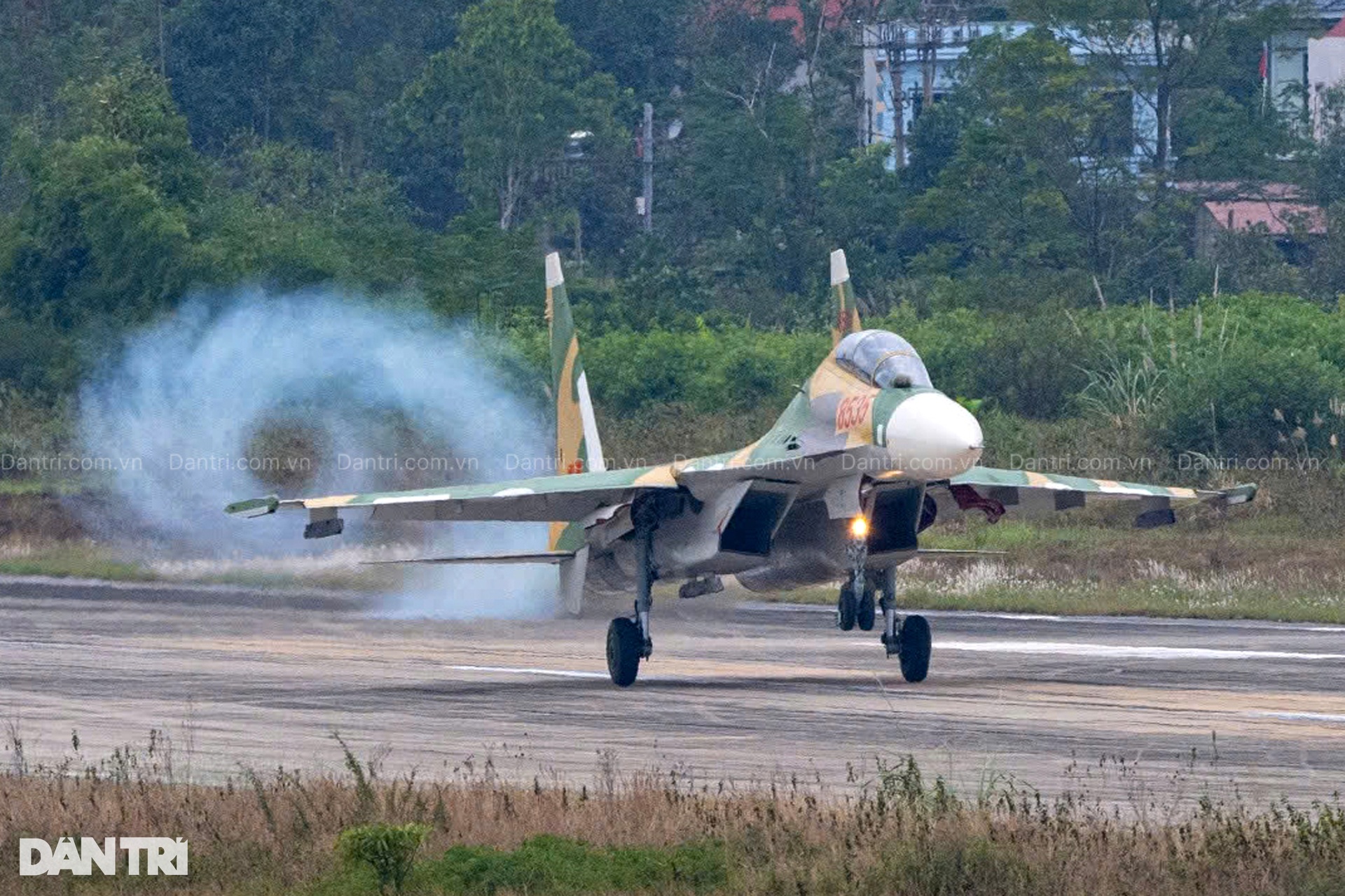 Hổ mang chúa SU-30MK2 thả 96 quả đạn nhiễu rực sáng bầu trời Hà Nội - 18