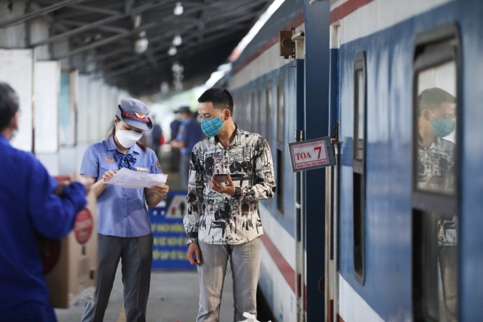 Pasajeros del tren en la estación de Saigón. Foto: Quynh Tran