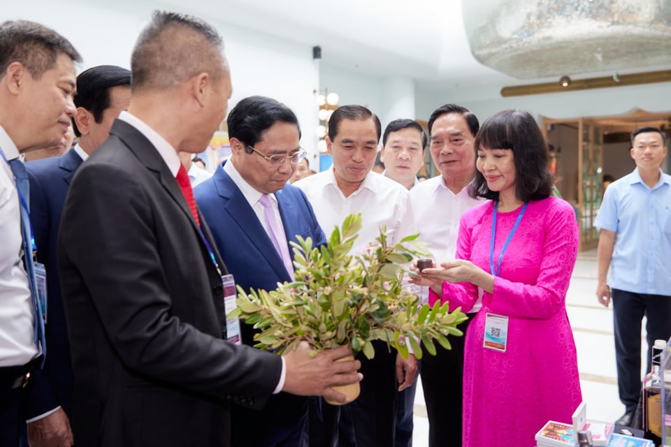 The Prime Minister visited the booth displaying traditional Phu Quoc products at the Conference. (Photo: Huu Tuan)