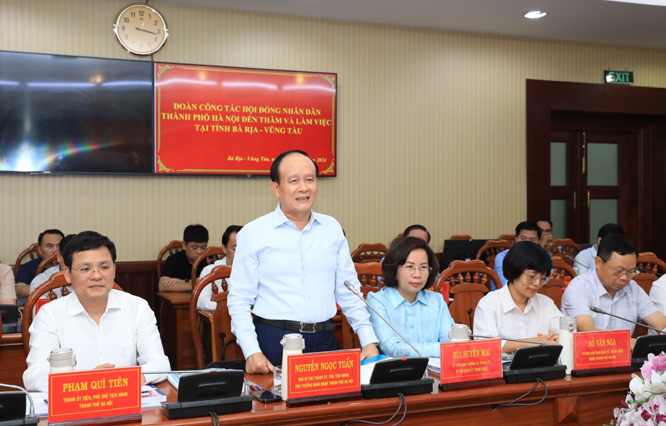 Chairman of Hanoi People's Council Nguyen Ngoc Tuan informed about the socio-economic situation of Hanoi.