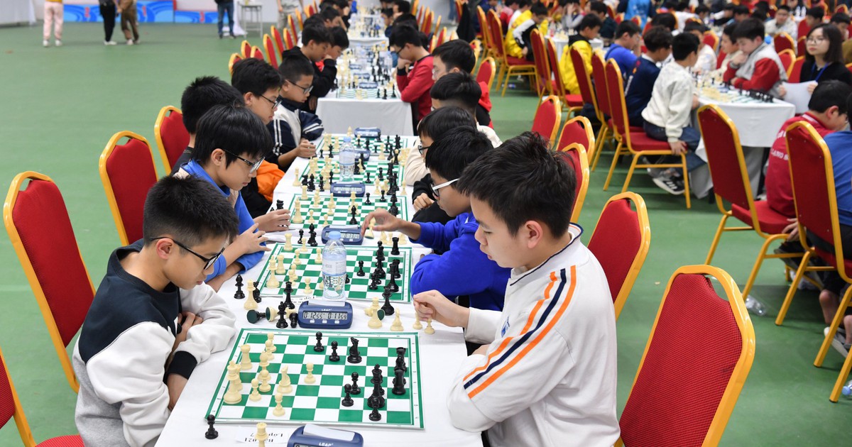 អ្នកលេងអុកវ័យក្មេងចំនួន 2,000 នាក់ប្រកួតប្រជែងយ៉ាងអន្ទះសារនៅក្នុងការប្រកួតអុករបស់កាសែត Tien Phong និងកុមារ