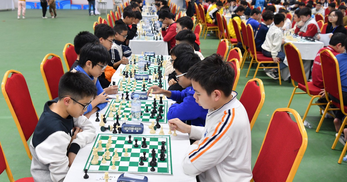 2.000 jóvenes ajedrecistas compiten con entusiasmo en el torneo de ajedrez de Tien Phong y del periódico infantil