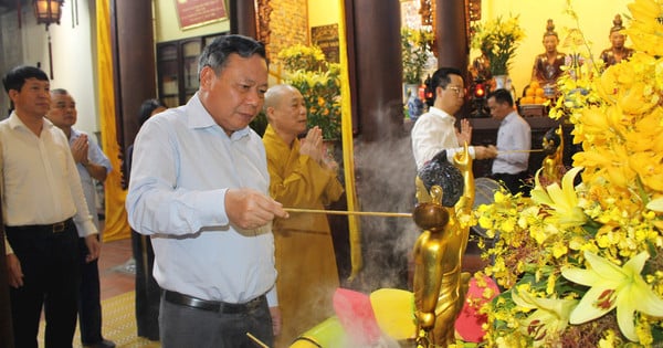 Phó Bí thư Thành ủy Hà Nội Nguyễn Văn Phong chúc mừng Đại lễ Phật đản