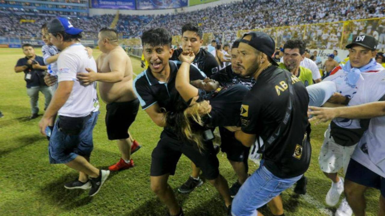 12 personnes tuées après une terrible bousculade dans un stade de football