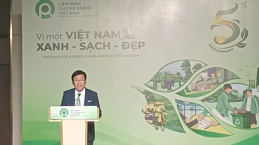 លោក Pham Phu Ngoc Trai ប្រធាន Vietnam Packaging Recycling Alliance បាន​ចែករំលែក​ព្រឹត្ដិការណ៍។ រូបថត៖ MINH HAI