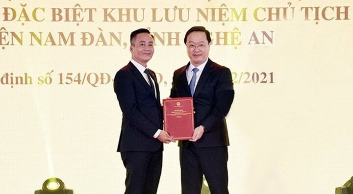 Chairman of Nghe An Provincial People's Committee Nguyen Duc Trung (right) presents the Investment Approval Decision to the investor to implement the project.