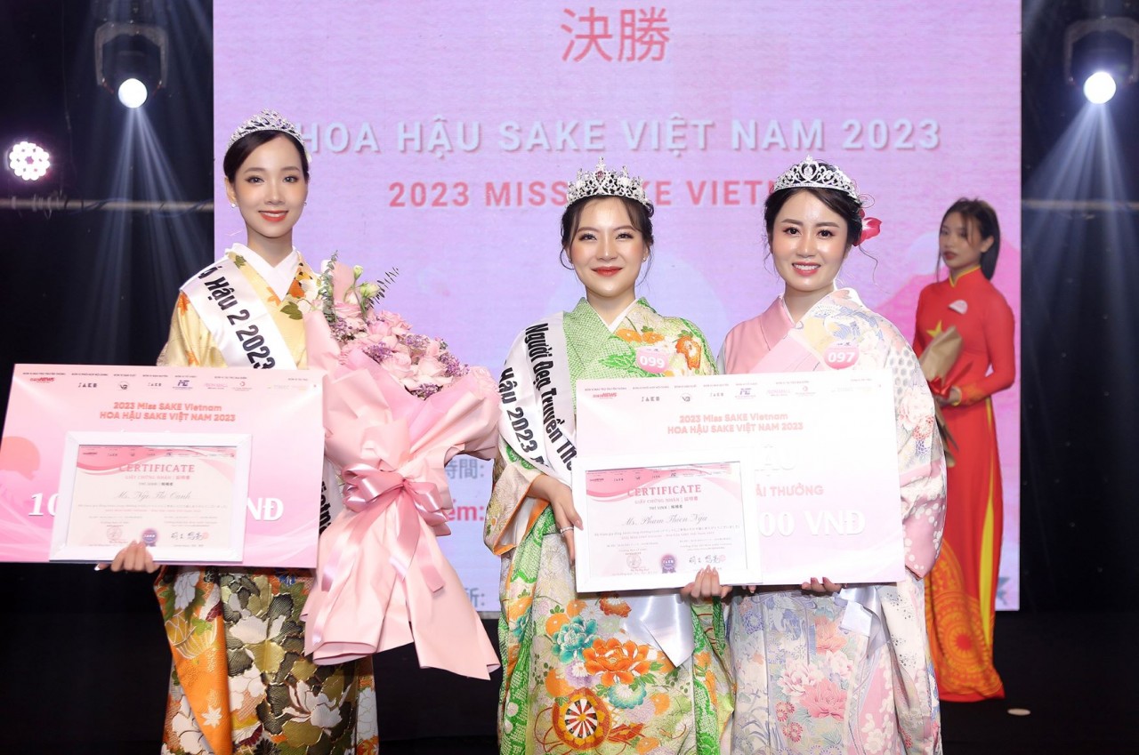 ミス・サケ・ベトナムがファム・ティエン・ガさんの名前を呼ぶ Miss Sake Vietnam gọi tên Phạm Thiên Nga