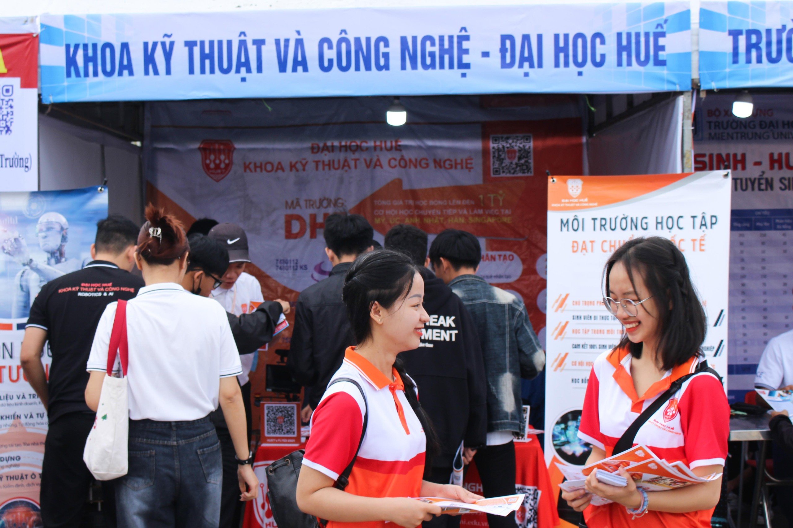 Tư vấn mùa thi: Hơn 2.000 học sinh Quảng Nam thích thú xếp hàng trải nghiệm- Ảnh 7.