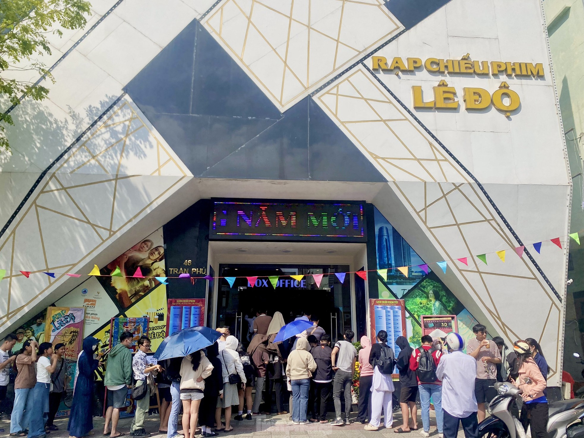 Young people lined up in the sun to buy tickets to see 'Peach, Pho and Piano' photo 3