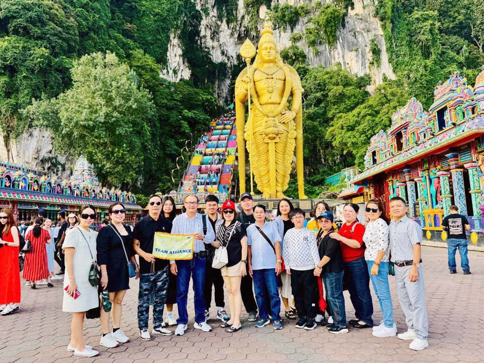 Des touristes vietnamiens visitent les grottes de Batu (Malaisie). Photo : Hoai Nam