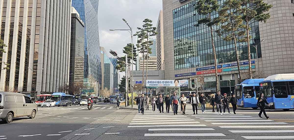 賑やかな首都ソウル（韓国）は、観光地であるだけでなく、ベトナム人観光客にとってショッピングの目的地でもあります。写真: D.M