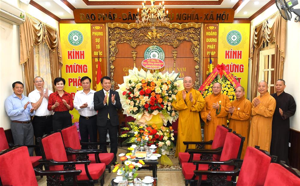 Les dirigeants du ministère de la Sécurité publique félicitent la Sangha bouddhiste du Vietnam à l'occasion du 2568e anniversaire du Bouddha