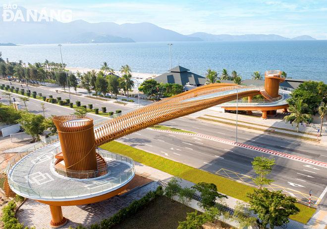 La passerelle piétonne aidera de nombreux résidents et touristes à traverser la route en toute sécurité jusqu'à la plage de Xuan Thieu.